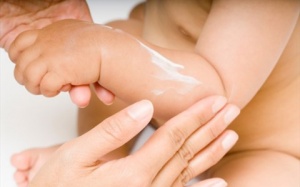 Kem bôi, thuốc xịt chống muỗi: Coi chừng con dao hai lưỡi!