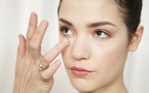 10 cách làm giảm nếp nhăn dưới mắt