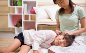 Lấy ráy tai cho trẻ - nên hay không nên?