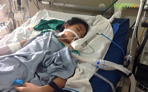 Mẹ khóc lặng nhìn con nguy kịch vì viêm cơ tim cấp