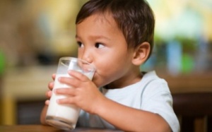 Uống sữa buổi tối: Nguyên nhân gây sâu răng ở trẻ