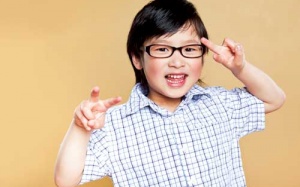 8 dấu hiệu trẻ cần đi khám mắt