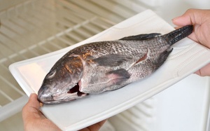 Những cách rã đông thức ăn chưa đúng