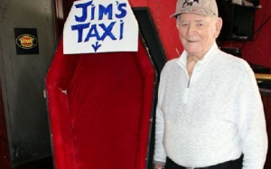 Cụ ông tổ chức tiệc tùng vui vẻ trước khi chết