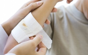Có nên rắc bột kháng sinh lên vết thương?