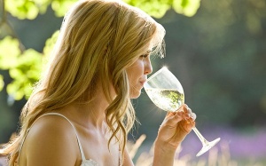 Uống rượu làm tăng nguy cơ ung thư vú