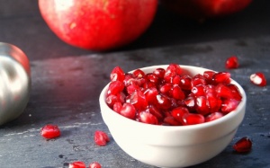 Ngỡ ngàng với cách tách hạt lựu nhanh gọn, dễ dàng