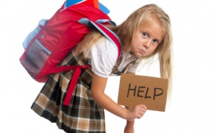 Vì sao trẻ sớm thành 'ông còng', 'bà còng'?