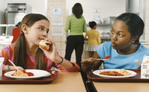 Nhìn vào bữa ăn trưa của học sinh nước bạn mà thèm thuồng