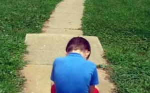 Bỗng nhiên chậm nói: Con mắc bệnh gì?