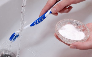Làm trắng răng, sạch tóc cấp tốc bằng baking soda