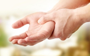 Những lưu ý trong điều trị run tay chân