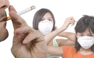 Hít phải khói thuốc lá cũng gây loãng xương