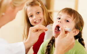 Bé gặp nguy hiểm vì biến chứng từ viêm họng