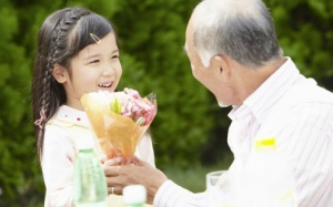 Chăm sóc sức khỏe cho bố mẹ khi về già: Làm gì để tận hiếu?