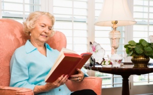 Lợi ích của việc đọc sách với người già