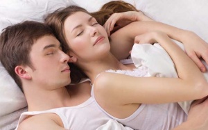 Lợi ích sức khỏe khi ngủ cùng người bạn yêu thương
