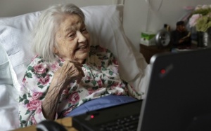 Chống lại Alzheimer bằng… mạng xã hội