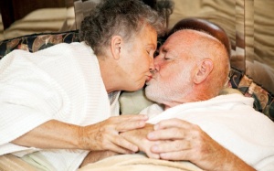 “Chuyện ấy” tuổi xế chiều: Chớ để hỏng vì… khô hạn