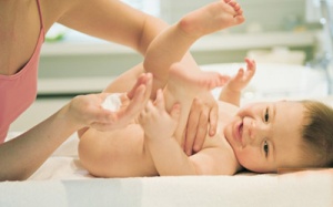 Mách mẹ cách trị da khô nẻ cho bé yêu mùa hanh khô