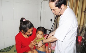 Trẻ nhập viện tăng do thời tiết giao mùa