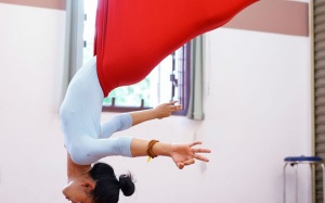 Treo mình trên võng lụa như Tiểu Long Nữ để tập yoga bay