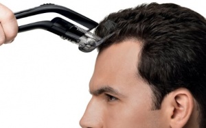 Dính máu khi cắt tóc ở tiệm có nhiễm HIV?