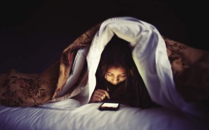 Ngực chảy xệ, mụn đầy mặt vì thói quen xấu ban đêm