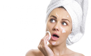 Rửa mặt sai cách biến bạn thành bà già