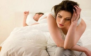 Có nên dùng dầu dừa bôi trơn khi bị khô âm đạo?