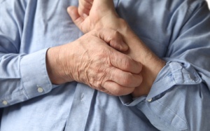 Ngứa da khiến người già khó chịu