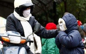 Người dân Thủ đô co ro trong mưa rét đầu mùa