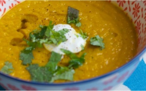 Bữa sáng đơn giản với món soup cà rốt thanh đạm ăn kèm bánh mỳ