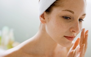 Nám da do nội tiết tố: Bôi kem chẳng hết được đâu!