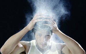 Giải pháp trị gàu mà không cần gội đầu quá nhiều