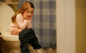 Bé đi đại tiện ra máu có đáng lo?