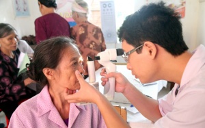 Sau phẫu thuật đục thủy tinh thể mắt nhìn mờ, vì sao?