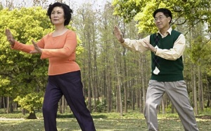 Người có tuổi phòng đau thấp khớp mùa lạnh thế nào?