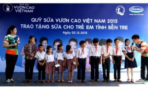 Xuân Bắc và Ngọc Hân trồng cây xanh và tặng sữa tại xứ Dừa