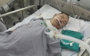 Bác sỹ phải đi xin từ thiện để cứu bệnh nhân không có bảo hiểm y tế