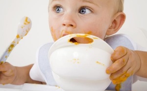 Đã đến lúc tập cho con ăn bằng thìa