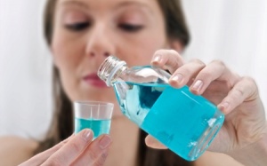 Video: Dùng nước súc miệng để... rửa toa lét, bạn thử chưa?