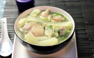 Sau sinh ăn nhiều móng giò có hại gì không?