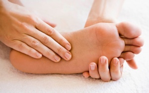 Đau rát bàn chân, chẳng rõ nguyên nhân là bệnh gì?