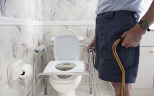 Tiểu ra máu ở người cao tuổi: Coi chừng trọng bệnh!