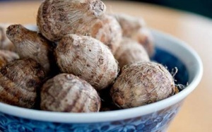 Món ăn, bài thuốc hay trị táo bón, đau gân cốt từ khoai sọ