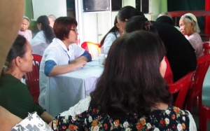 Khám bệnh nhân đạo để bán 
thực phẩm chức năng