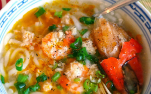 Tự làm bánh canh cua chuẩn vị biển ăn cho bớt thèm