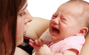 Bé hay bị bị sặc sữa khi bú, vì sao?