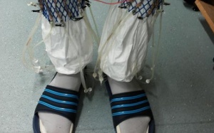 Đôi tất giữ nhiệt bằng năng lượng từ... nước tiểu